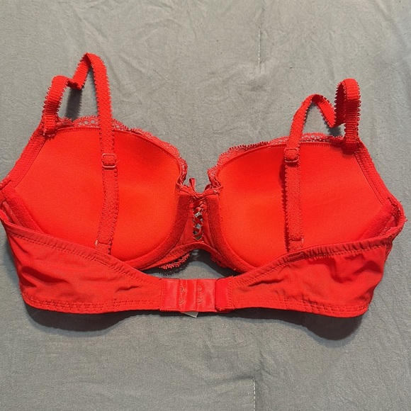 32 C, Red lace, V.S balconette bra. - Picture 3 of 4